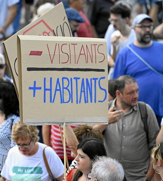 Los carteles dieron muestra del hartazgo de los habitantes de Barcelona con un modelo de turismo masificado.