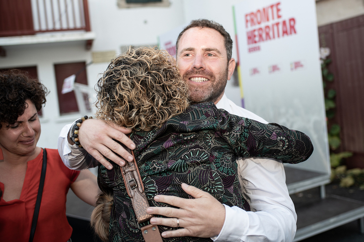 El Nuevo Frente Popular celebró en Ziburu su victoria en la sexta circunscripción. En el atril, el nuevo diputado Peio Dufau.