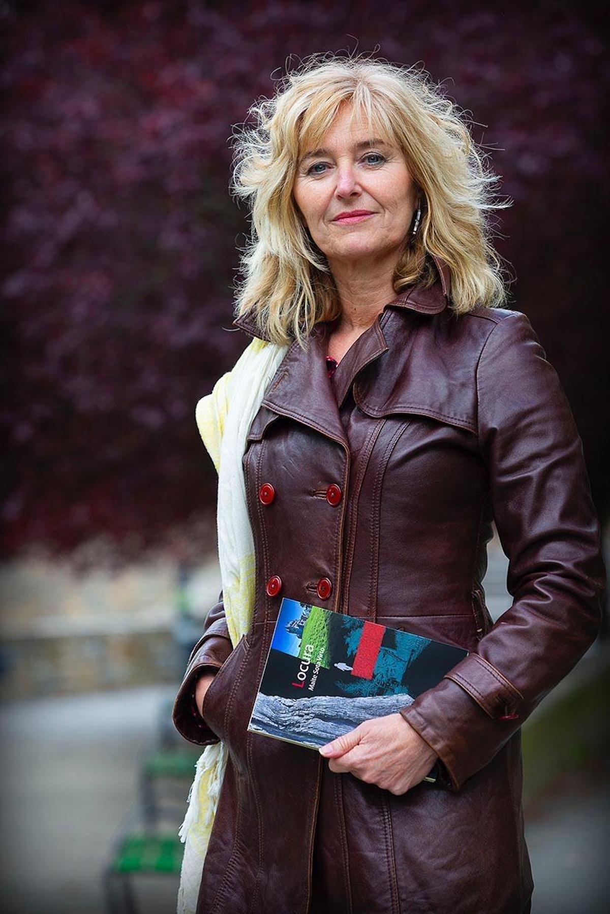 Maite Sota, con un ejemplar de su novela ‘Locura’.