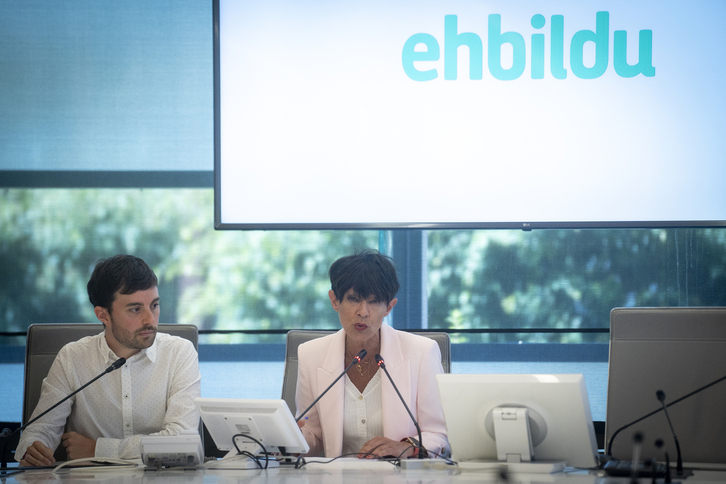 Haritz Perez eta Maddalen Iriartek, EH Bilduk fiskalitatearen inguruan egin duen agerraldian.