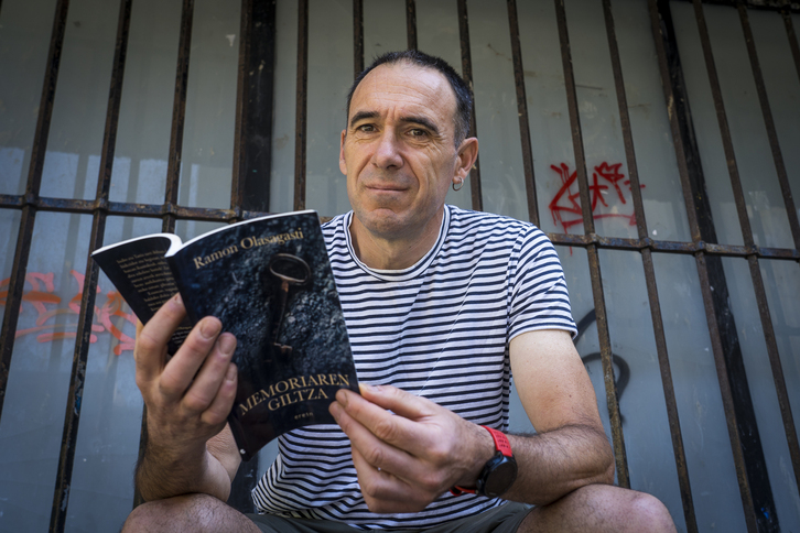 Ramon Olasagasti bere liburu berria eskuetan duela