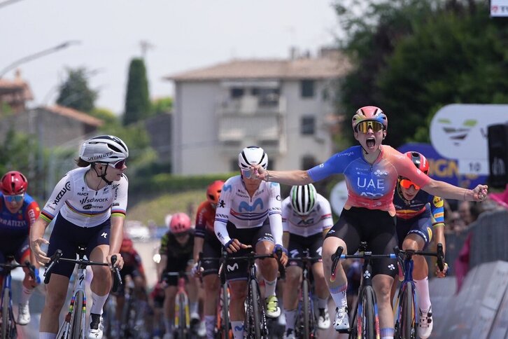 Chiara Consonni celebra su triunfo en la llegada a Volta Mantovana.
