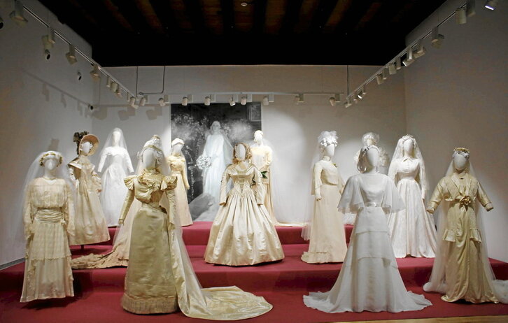 1840 eta 1988 urte bitarteko 13 ezkontza-jantzi daude areto nagusian.