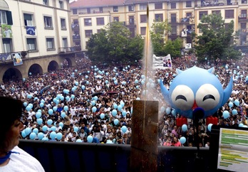 Zornotzako plaza aurten ere jendez beteko da jaiei hasiera emateko. Irudian, iazko txupinazoa.