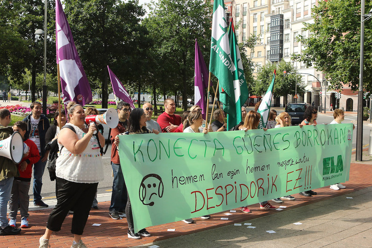 Concentración de ELA contra el ERE en Konecta Bto de Güeñes.