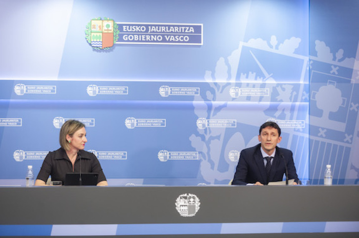 El consejero Nöel d'Anjou, junto a la portavoz del Gobierno, Maria Ubarretxena.