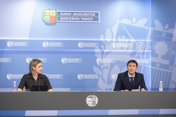 El consejero Nöel d'Anjou, junto a la portavoz del Gobierno, Maria Ubarretxena.