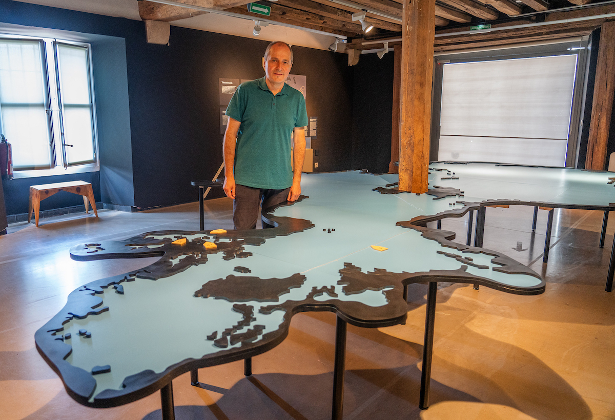 Xabier Alberdi, director científico del Museo Marítimo Vasco, en la muestra.