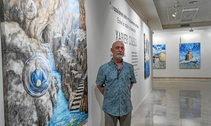 Xabier Obeso, junto a su obra.
