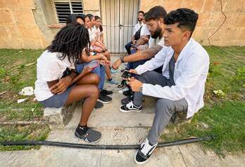 Estudiantes palestinos y cubanos en La Habana. A la derecha, Motee Almashar.