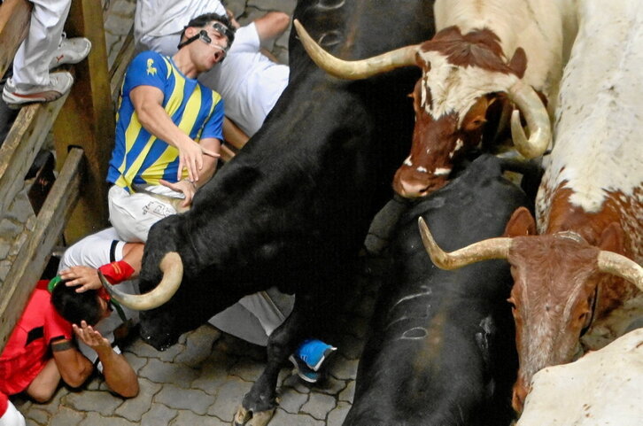 El gesto de este corredor hizo temer una cornada, pero la regateó.