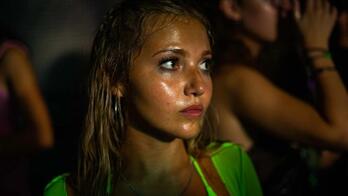 Mia McKenna-Bruce aktorea filmeko eszena batean