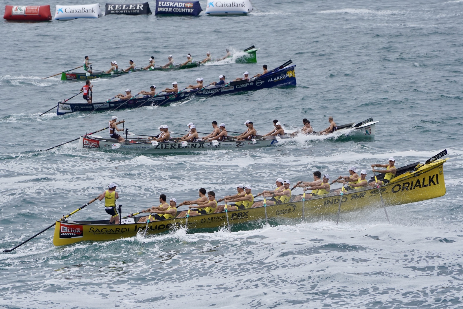 Joan den larunbateko Donostiako estropadako ohorezko txandan, Orio lehen kaletik. (Andoni CANELLADA | FOKU)