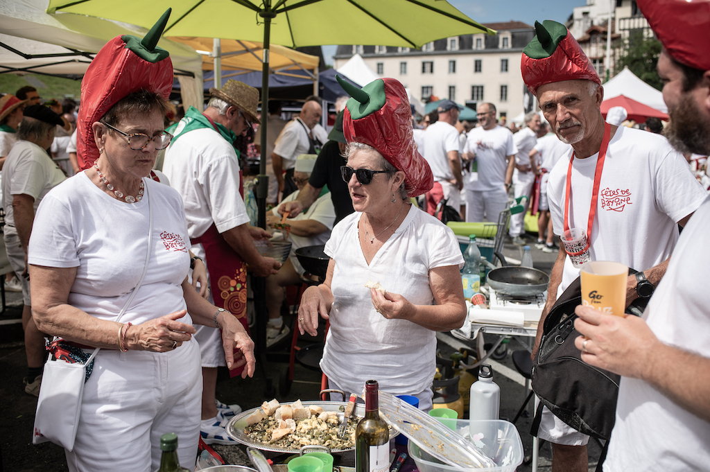 Piper moletaren munduko txapelketari esker bestari gustua hartzen diote peñetako lagunek. (Patxi BELTZAIZ)