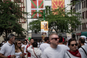 Jende anitz bildu da eguerdi partean Baionan, besten irekiera ofizialaren zain egon gabe.
