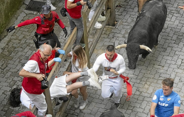 Chicos y chica, ante el morlaco.