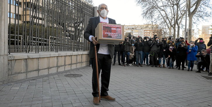 La iniciativa lanzada desde Madrid recogió más de 600.000 firmas por una atencion más humana por parte de los bancos.