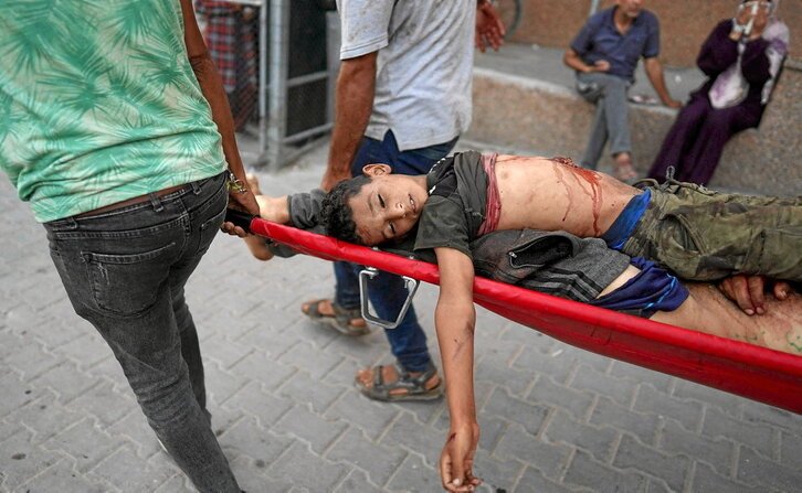 Una de las víctimas en el bombardeo de la escuela de Jan Yunis, que dejó escenas de horror.