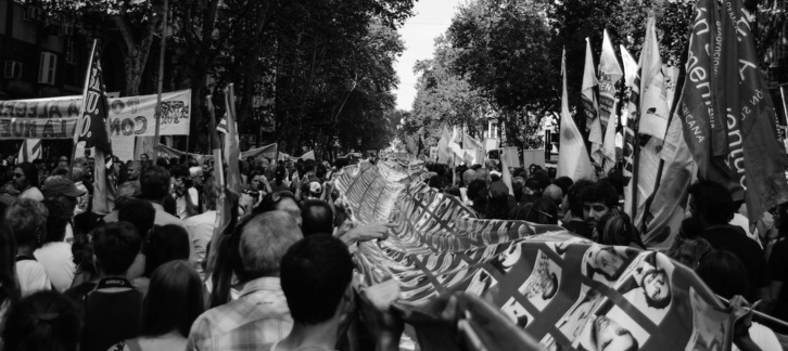 Bandera con fotos de los desaparecidos durante la última dictadura militar en Argentina, en una manifestación de 2016.