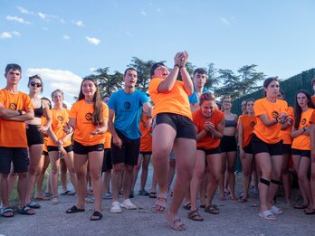 Hilabete osoa elkarrekin pasako dute kamiseta laranja eta urdindunek, euskarazko abentura handienetarikoan