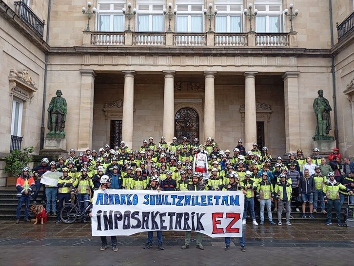 Arabako foru suhiltzaileek Aldundiaren aurrean egindako elkarretaratzea, artxiboko irudi batean.