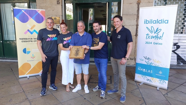 San Nikolas eta Eguzkibegi ikastoletako ordezkariak Bilbon izan dira ostegun honetan, Euskaltzaindiaren egoitzan egindako agerraldian.