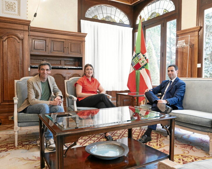 Jon Hernández y Alba García, de Sumar, y el lehendakari, Imanol Pradales.