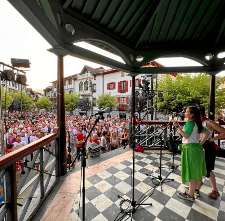 Lesakan egindako elkarretaratzea.