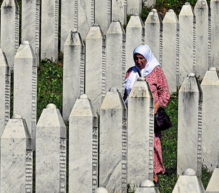 Una superviviente camina entre las tumbas.