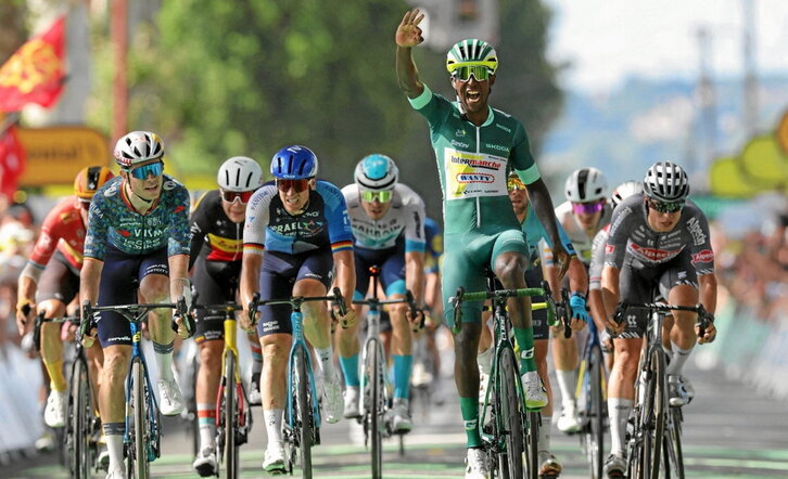 Biniam Girmay hace con las manos el gesto que rememora sus tres etapas.