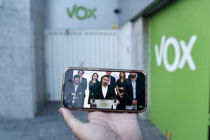 El líder de Vox, Santiago Abasca. durante la lectura de su declaración.