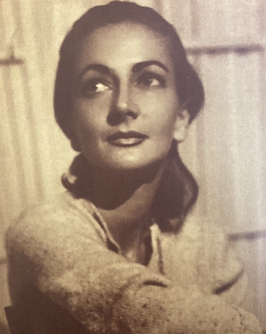 Maria Luisa Elio, bere obra biltzen duen liburuaren azaleko argazkian.