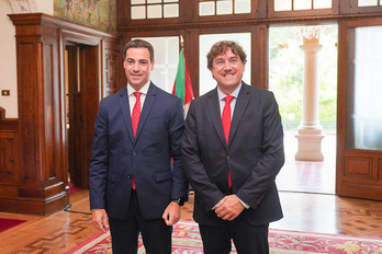 Imanol Pradales y Eneko Andueza, en el vestíbulo de Ajuria Enea, antes de empezar su reunión.