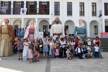 Irurtzunen tradizio handiko ohitura da, jaietako lehen egunean, aurreko urtean jaiotako haurrei zapia jartzea.
