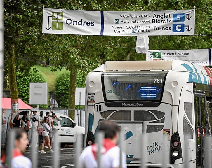 Aitzinetik eskumuturrekoa erosi ez duten bestazaleentzat salmenta postuak izanen dira.