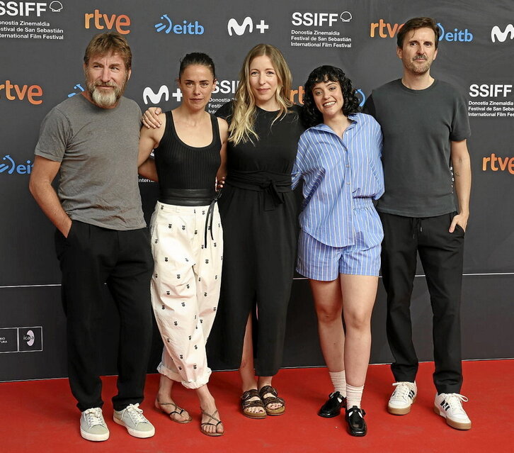 Equipo de «Los destellos», con Lopez Arnaiz al frente, basada en la novela «Bihotz handiegia».