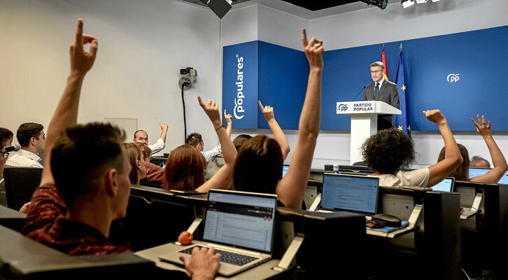 Máxima expectaciòn mediática en la comparecencia de Alberto Núñez Feijóo, ayer en Madrid.
