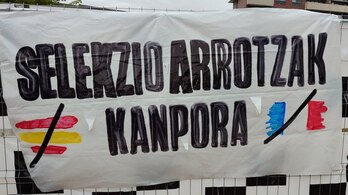 Euskal selekzioaren aldeko pankartak agertu ziren jada asteartean, Espainia eta Frantziaren artekoaren harira.