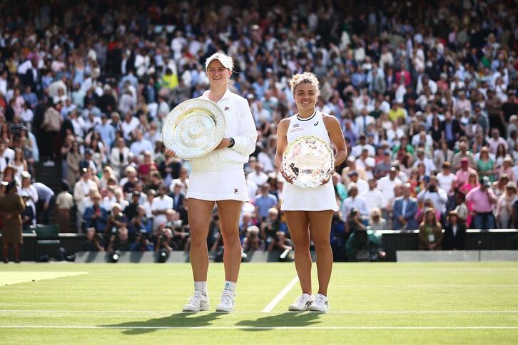 Barbora Krejcikova posa con el trofeo de Wimbledon, acompañada por Paolini.