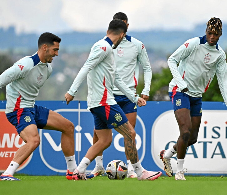 Mikel Merino y Nico Williams, durante el entrenamiento previo a la final.