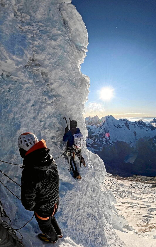 Talde japoniarrak jarduera bikaina egin du Quitarajuko hegoaldeko horman.