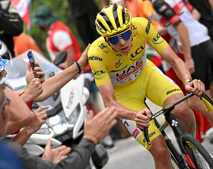 Entre una muchedumbre, Pogacar voló en la ascensión a Pla D’Adet.