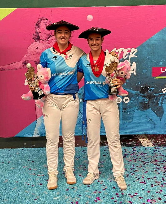 Ibarrola eta Gaminde, euren garaikurrekin.