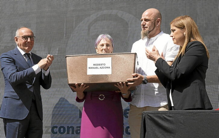 La nieta de Manuel Azcona recibió sus restos de la mano de las instituciones.