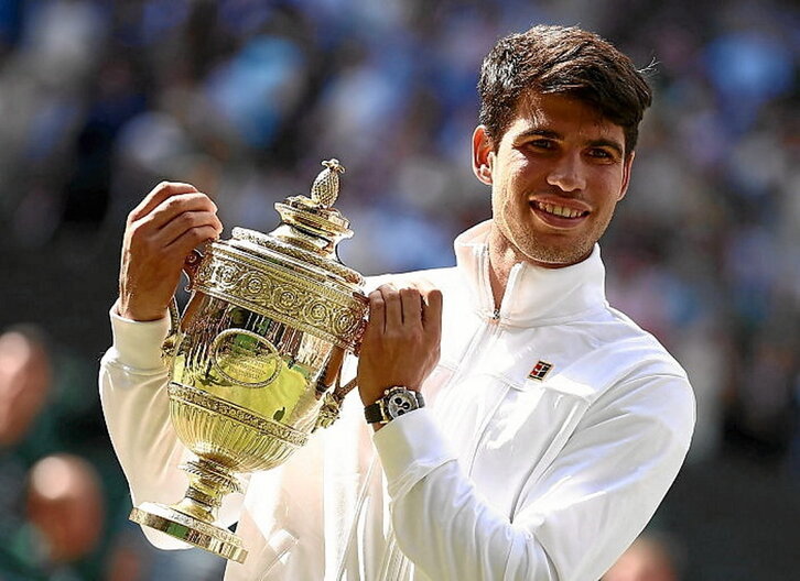 Alcaraz posa con su segundo Wimbledon.