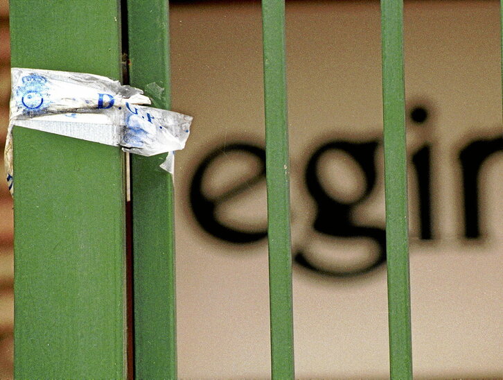 Hernaniko Eziago industrialdeko Eginen egoitza itxita, Espainiako poliziaren prezintoa jarrita duela.