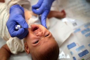 Un trabajador de la UNRWA suministra una vacuna contra la poliomielitis a un niño en una clínica de Gaza, en una imagen de archivo.