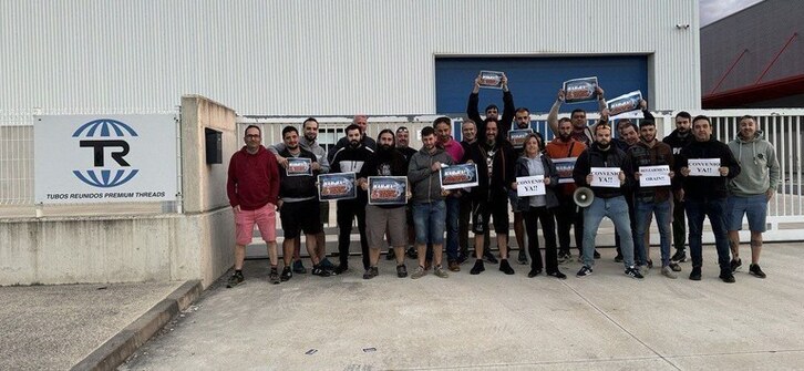Trabajadores de Tubos Reunidos, ante la fábrica de Langraitz.