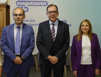 Jaime Tapia (que deja el cargo), Angel Luis Ortiz (Instituciones Penitenciarias) y María Jesús San José (nueva consejera), este lunes en el Palacio Miramar de Donostia.