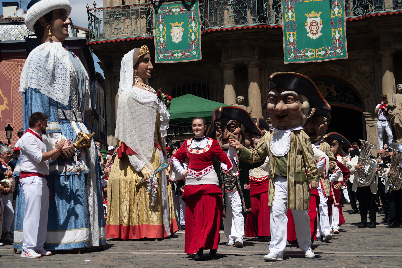 La despedida de la Comparsa volvió a realizarse en la Plaza del Ayuntamiento. (Jagoba MANTEROLA/FOKU)